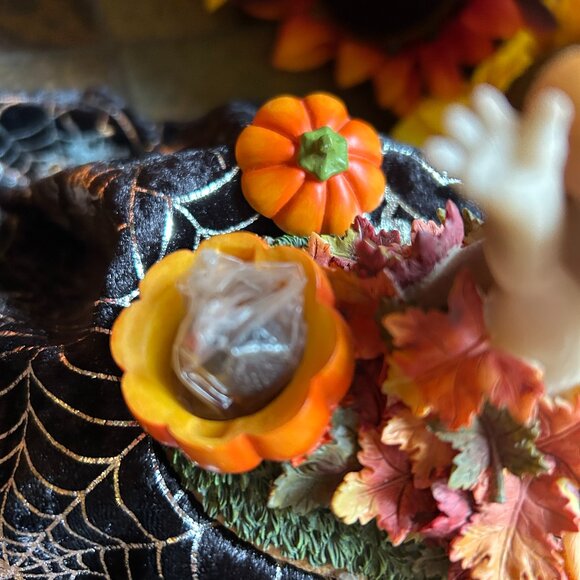 Charming Tails Halloween Figurine: “I’ve Fallen For You” (85/521) - Picture 10 of 13